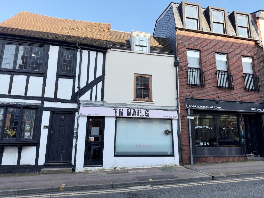 Lot: 54 - COMMERCIAL INVESTMENT WITH GROUND RENT INCOME - Mid-terrace shop with upper parts